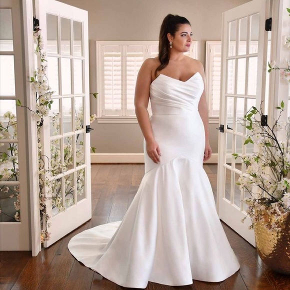 Dresses & Skirts - Essence of Australia plus size D3340